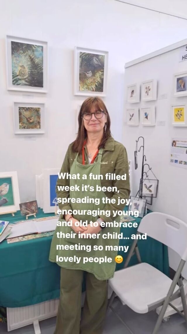 Here @yellow_edge we’ve been having a fabulous time all week. Don’t miss out! Come along and meet all the wonderful makers on our last day tomorrow, there’s so much to see and do and so many unique creative goodies for you to feast your eyes on. 
All thanks to the unstoppable force that is @seaweedstudiokim @kimbatterbury 

#localcreativity #makeyolkdayexhibition #meetthemaker2023 #stokeroadgosport #visitgalleries #comealongandtry #supportthemakers #supportthearts #yellowedgegallery #supportsmallbusinessowners #easterholidays #easteractivities
