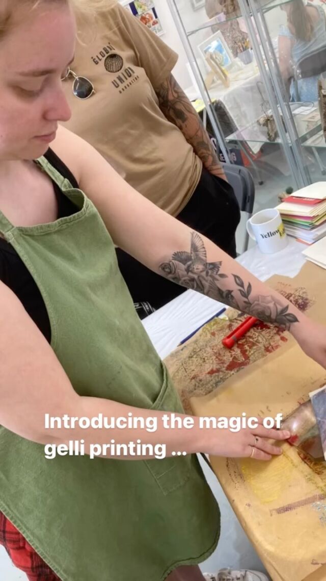 So lovely to see such a range of visitors to the gallery today, enraptured by gelli printing. I think at least a few of them will be trying it out again sometime!
#gelliprints #gelliplateprinting #gelliprintbotanicals #gelliprintfun #gelli #gelliartsinspiration #galleryfun #artforallages #messyartist #familyart #artactivities